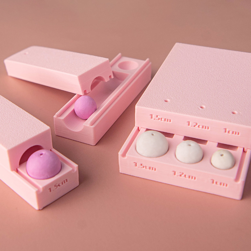 Minkštos molio kamuoliuko formavimo įrankis – pagalbinis įrankis molio formavimui su skylėmis auskarams ir karoliukams (Prekės ženklas: Easy pottery; Kategorija: Kepimo įrankiai; Stilius: Geometrija)