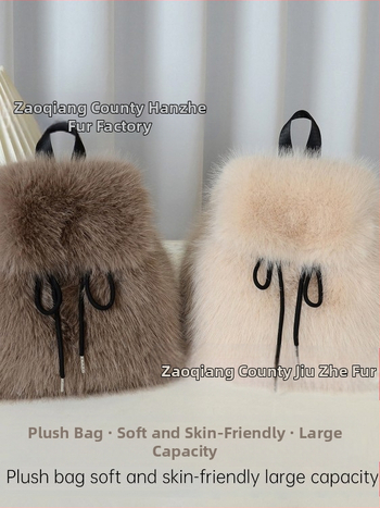 Pliušo medžiagos kuprinė, kryžminio dizaino, raištelių uždarymas, dangtelis su magnetiniu užsegimu, vidiniai kišai telefonui, asmens tapatybės kortelei ir kamerai