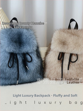 Pliušo medžiagos kuprinė, kryžminio dizaino, raištelių uždarymas, dangtelis su magnetiniu užsegimu, vidiniai kišai telefonui, asmens tapatybės kortelei ir kamerai