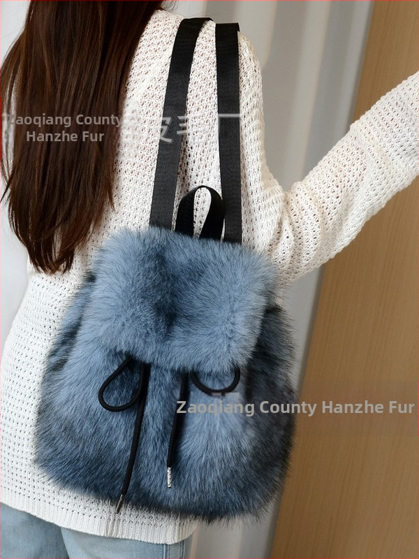 Pliušo medžiagos kuprinė, kryžminio dizaino, raištelių uždarymas, dangtelis su magnetiniu užsegimu, vidiniai kišai telefonui, asmens tapatybės kortelei ir kamerai