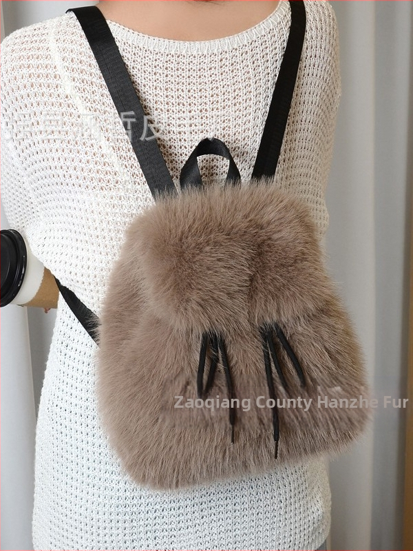 Pliušo medžiagos kuprinė, kryžminio dizaino, raištelių uždarymas, dangtelis su magnetiniu užsegimu, vidiniai kišai telefonui, asmens tapatybės kortelei ir kamerai