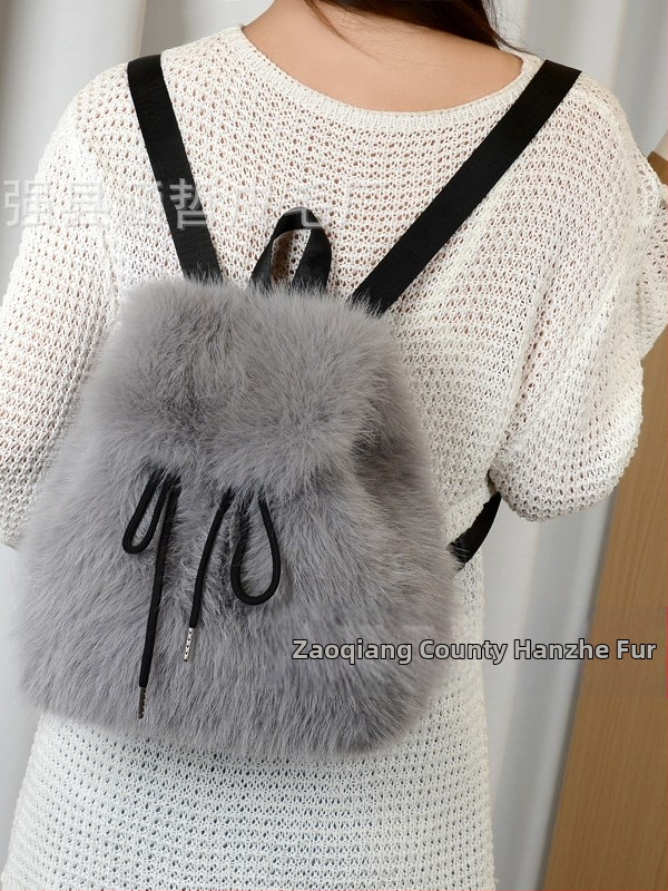 Pliušo medžiagos kuprinė, kryžminio dizaino, raištelių uždarymas, dangtelis su magnetiniu užsegimu, vidiniai kišai telefonui, asmens tapatybės kortelei ir kamerai