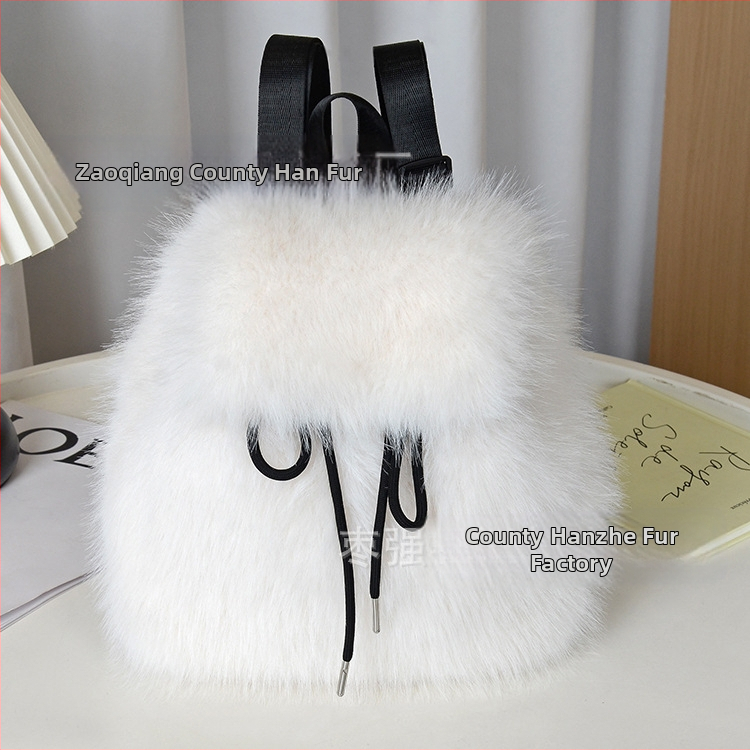 Pliušo medžiagos kuprinė, kryžminio dizaino, raištelių uždarymas, dangtelis su magnetiniu užsegimu, vidiniai kišai telefonui, asmens tapatybės kortelei ir kamerai