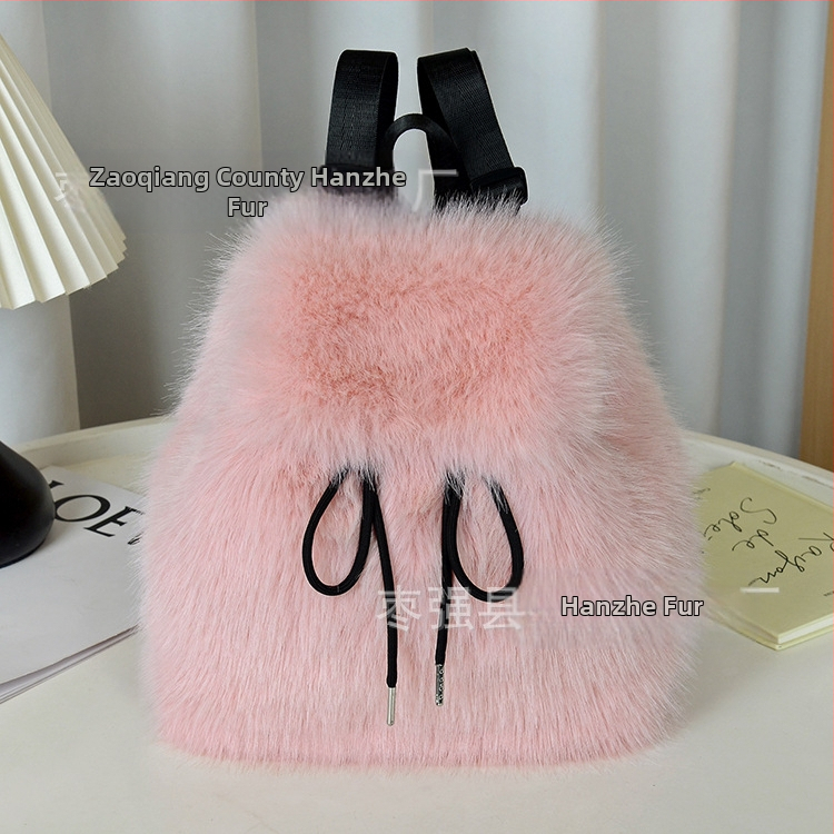 Pliušo medžiagos kuprinė, kryžminio dizaino, raištelių uždarymas, dangtelis su magnetiniu užsegimu, vidiniai kišai telefonui, asmens tapatybės kortelei ir kamerai