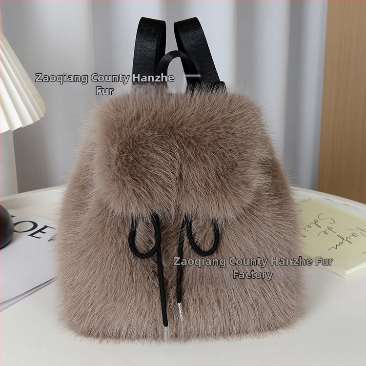 Pliušo medžiagos kuprinė, kryžminio dizaino, raištelių uždarymas, dangtelis su magnetiniu užsegimu, vidiniai kišai telefonui, asmens tapatybės kortelei ir kamerai