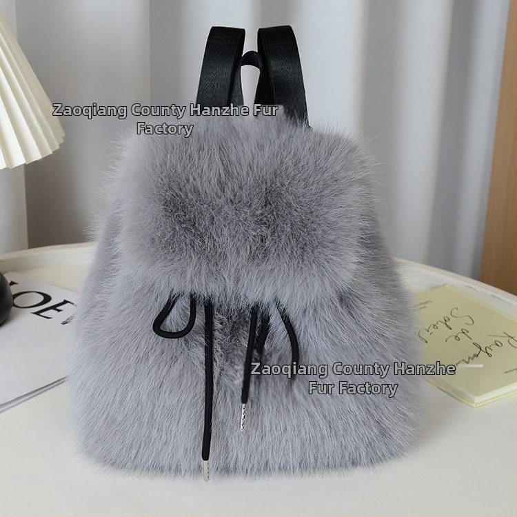 Pliušo medžiagos kuprinė, kryžminio dizaino, raištelių uždarymas, dangtelis su magnetiniu užsegimu, vidiniai kišai telefonui, asmens tapatybės kortelei ir kamerai