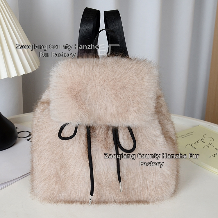 Pliušo medžiagos kuprinė, kryžminio dizaino, raištelių uždarymas, dangtelis su magnetiniu užsegimu, vidiniai kišai telefonui, asmens tapatybės kortelei ir kamerai