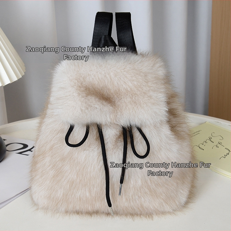 Pliušo medžiagos kuprinė, kryžminio dizaino, raištelių uždarymas, dangtelis su magnetiniu užsegimu, vidiniai kišai telefonui, asmens tapatybės kortelei ir kamerai