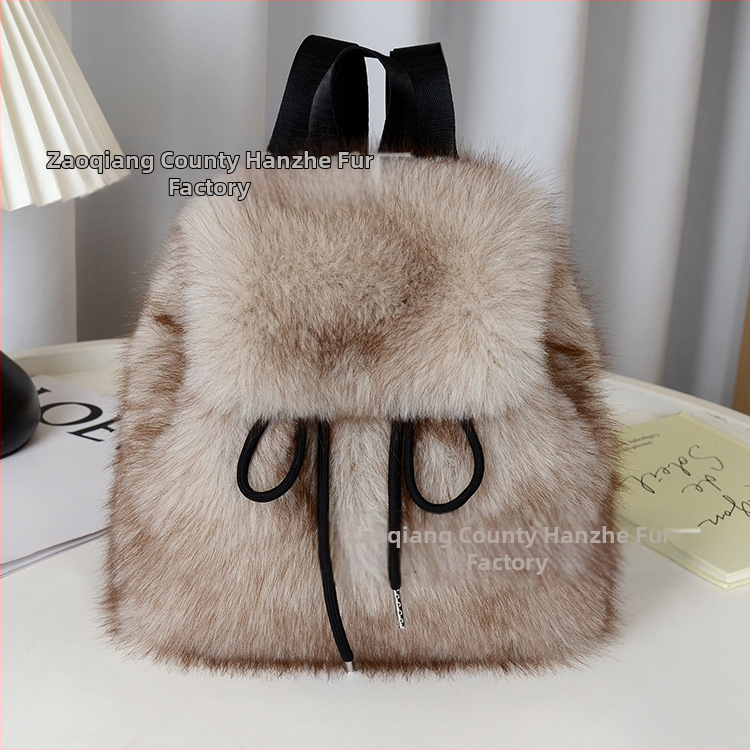 Pliušo medžiagos kuprinė, kryžminio dizaino, raištelių uždarymas, dangtelis su magnetiniu užsegimu, vidiniai kišai telefonui, asmens tapatybės kortelei ir kamerai