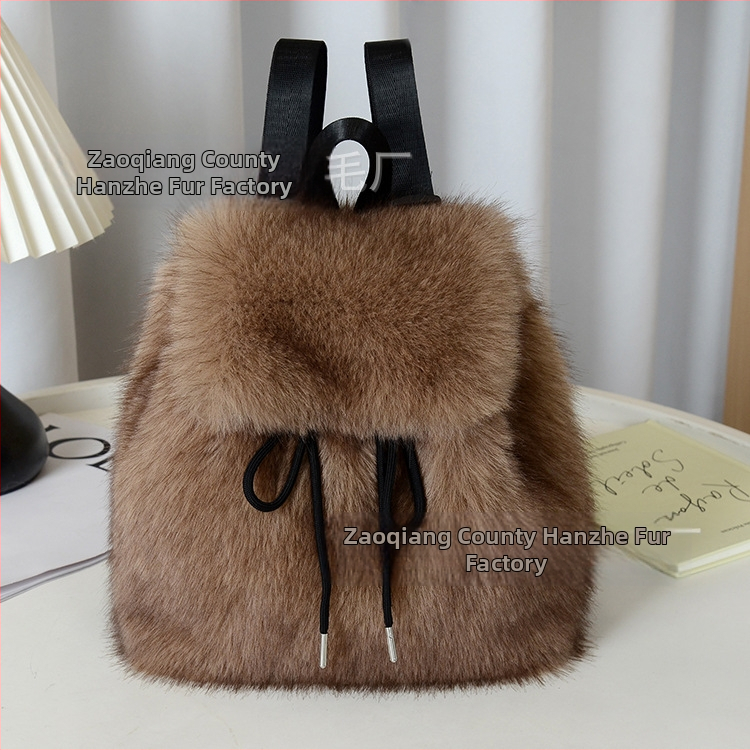 Pliušo medžiagos kuprinė, kryžminio dizaino, raištelių uždarymas, dangtelis su magnetiniu užsegimu, vidiniai kišai telefonui, asmens tapatybės kortelei ir kamerai