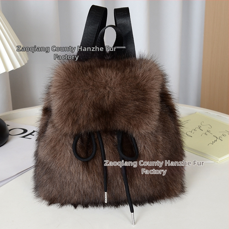 Pliušo medžiagos kuprinė, kryžminio dizaino, raištelių uždarymas, dangtelis su magnetiniu užsegimu, vidiniai kišai telefonui, asmens tapatybės kortelei ir kamerai