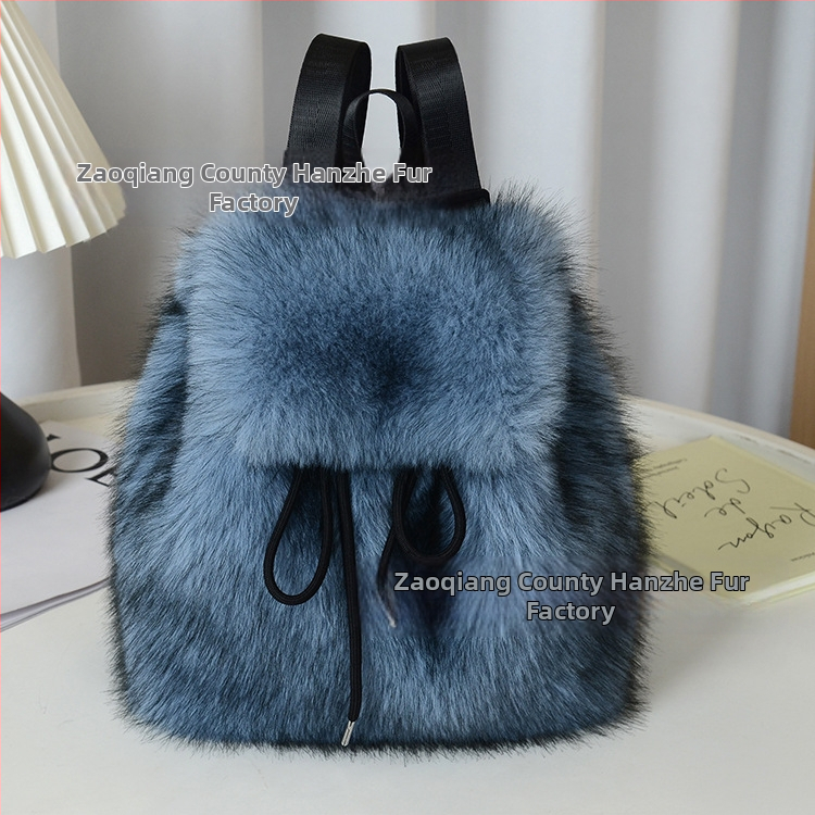 Pliušo medžiagos kuprinė, kryžminio dizaino, raištelių uždarymas, dangtelis su magnetiniu užsegimu, vidiniai kišai telefonui, asmens tapatybės kortelei ir kamerai