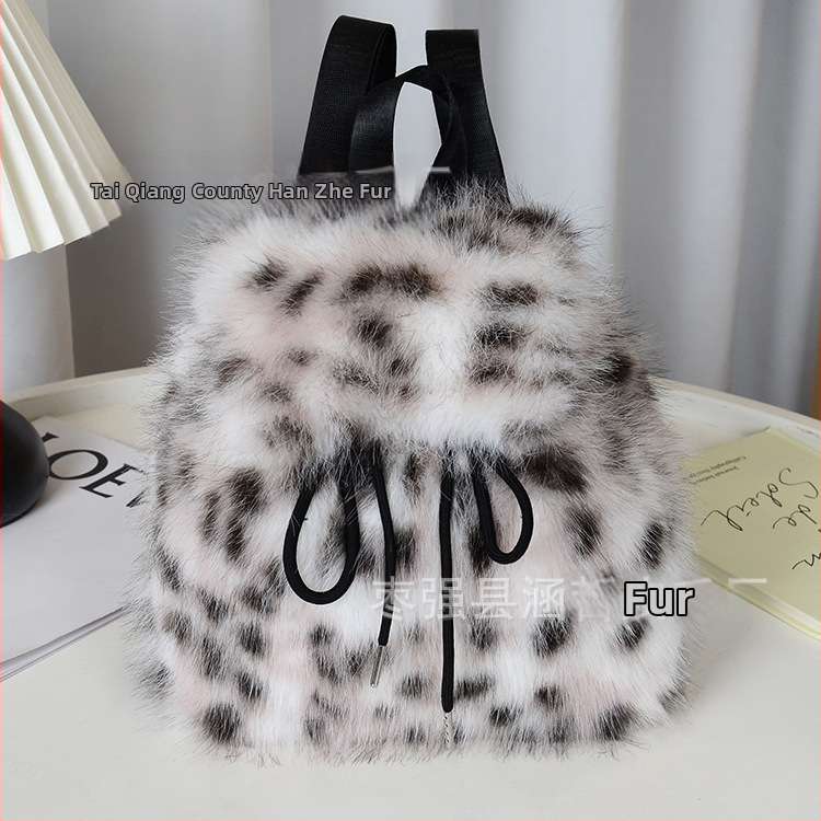 Pliušo medžiagos kuprinė, kryžminio dizaino, raištelių uždarymas, dangtelis su magnetiniu užsegimu, vidiniai kišai telefonui, asmens tapatybės kortelei ir kamerai