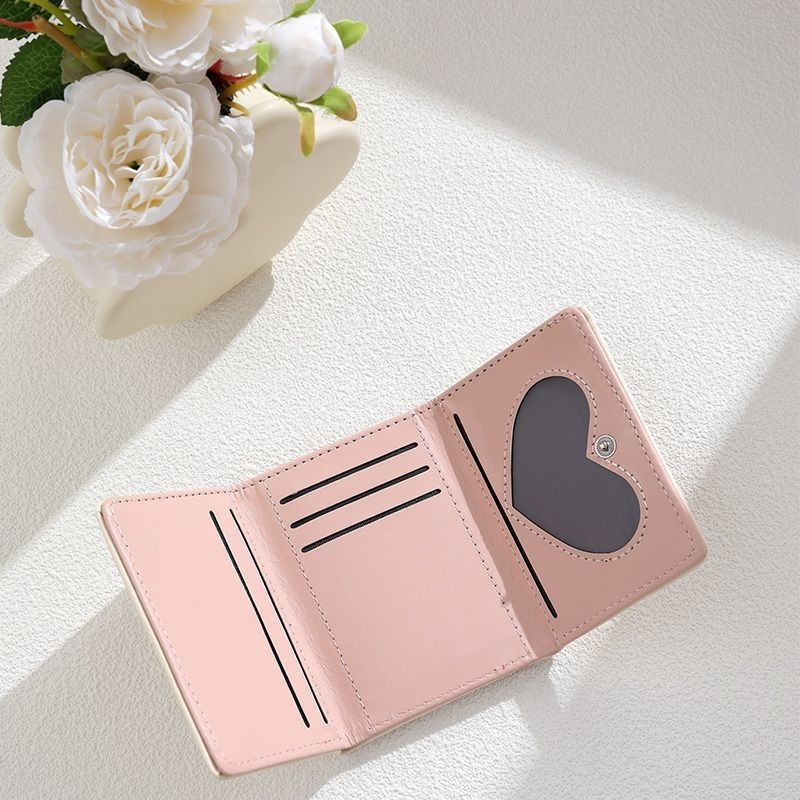 PU háromrekeszes kártyatartó csattal, rajzfilmszerű mintával, városi minimalista stílus, poliészter bélés, 2025 tavaszán debütál