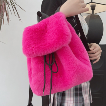 Plüss hátizsák PU béléssel, vízszintes négyszögletes forma, nyitott felső rész, telefon zseb