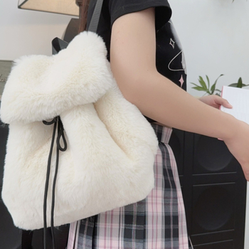 Plüss hátizsák PU béléssel, vízszintes négyszögletes forma, nyitott felső rész, telefon zseb