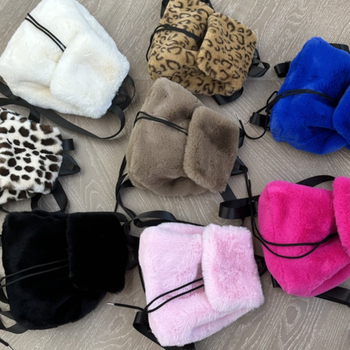 Plüss hátizsák PU béléssel, vízszintes négyszögletes forma, nyitott felső rész, telefon zseb