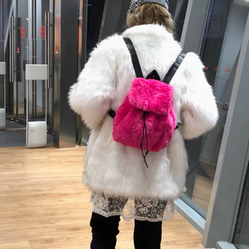 Plüss hátizsák PU béléssel, vízszintes négyszögletes forma, nyitott felső rész, telefon zseb