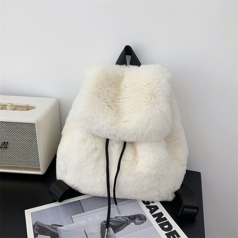 Plüss hátizsák PU béléssel, vízszintes négyszögletes forma, nyitott felső rész, telefon zseb