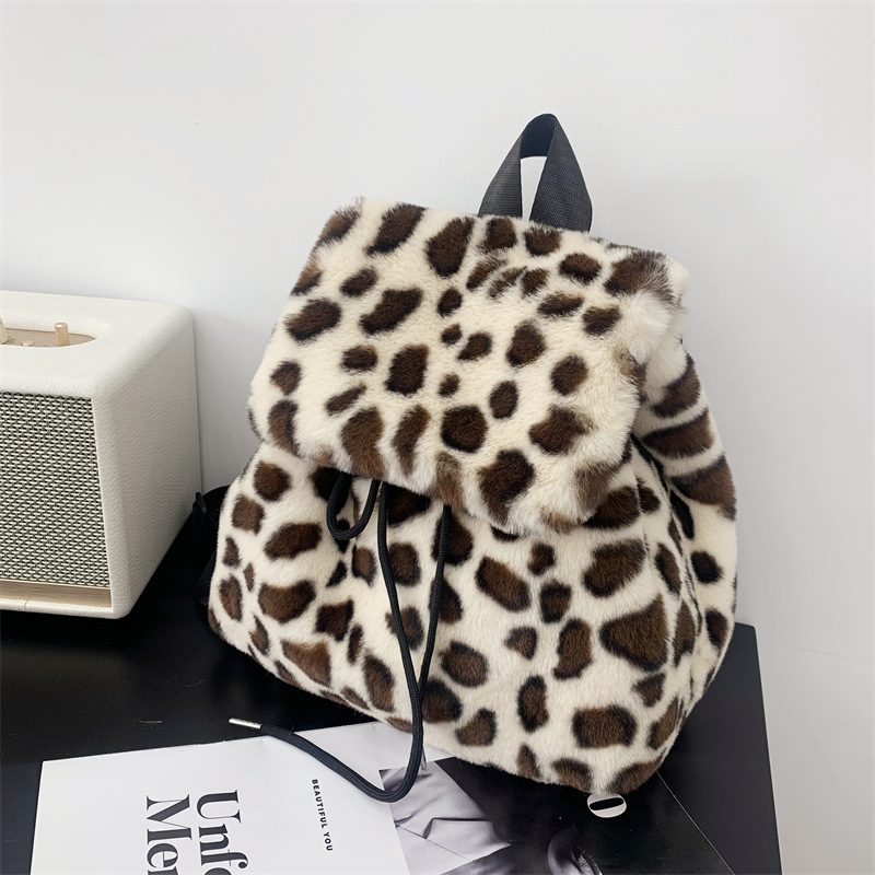 Plüss hátizsák PU béléssel, vízszintes négyszögletes forma, nyitott felső rész, telefon zseb