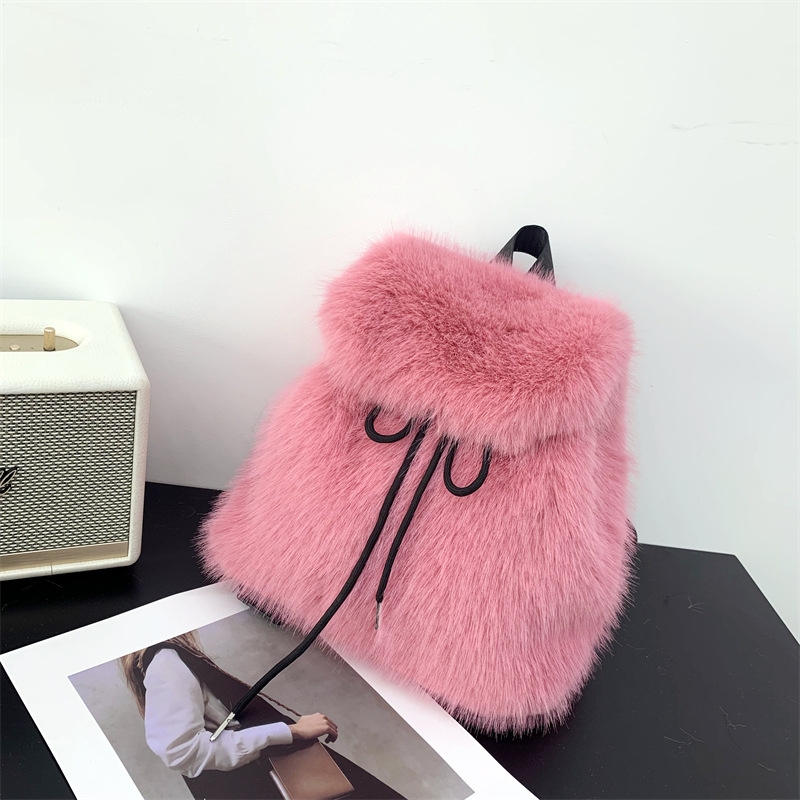 Plüss hátizsák PU béléssel, vízszintes négyszögletes forma, nyitott felső rész, telefon zseb