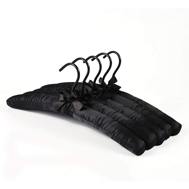 Vješalica za odjeću s presvučenom tkaninom i plastičnim kukicama, namijenjena svadbenim haljinama i butikima; lagani luksuz