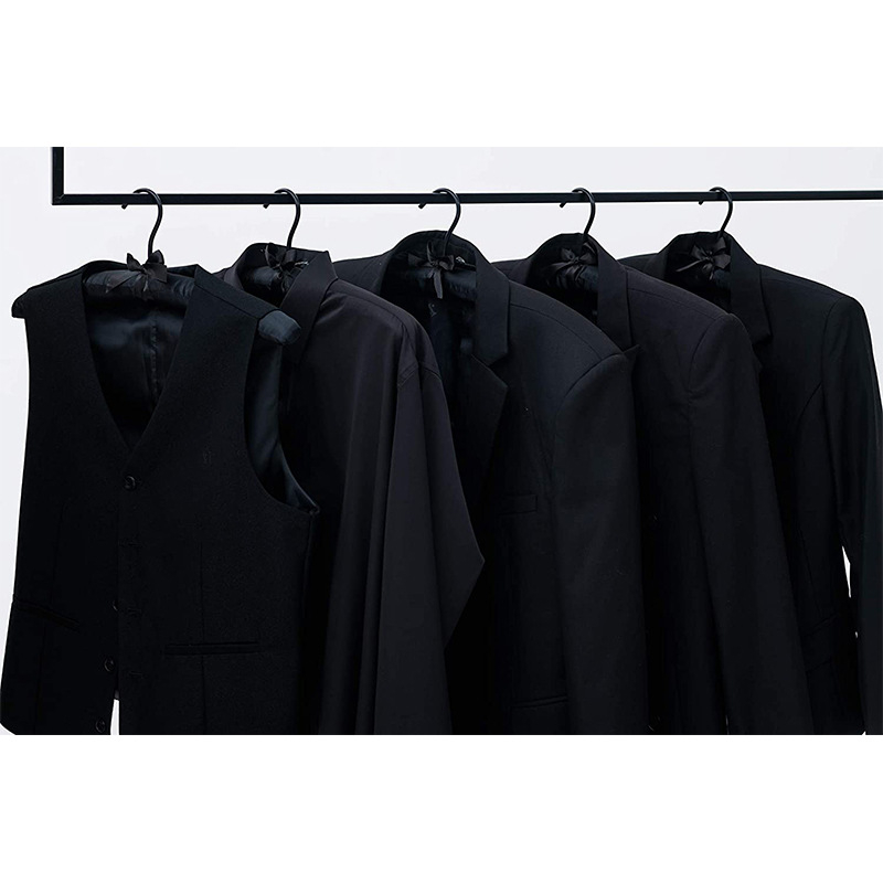 Vješalica za odjeću s presvučenom tkaninom i plastičnim kukicama, namijenjena svadbenim haljinama i butikima; lagani luksuz