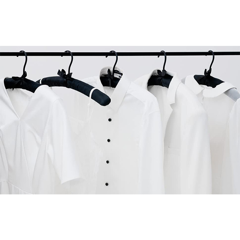 Vješalica za odjeću s presvučenom tkaninom i plastičnim kukicama, namijenjena svadbenim haljinama i butikima; lagani luksuz