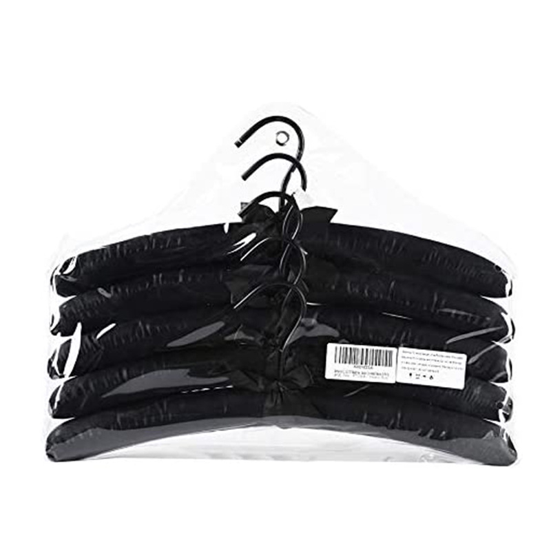 Vješalica za odjeću s presvučenom tkaninom i plastičnim kukicama, namijenjena svadbenim haljinama i butikima; lagani luksuz