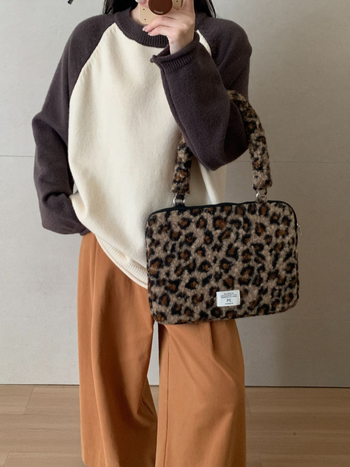 Чанта за лаптоп с леопардов принт за MacBook M1/M2 - пухкав материал, полиестерна подплата, унисекс, съвместим с M1/M2, зимно издание 2024