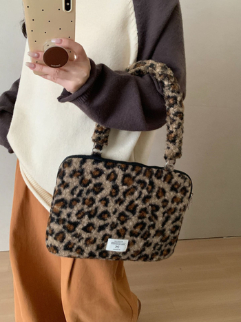 Чанта за лаптоп с леопардов принт за MacBook M1/M2 - пухкав материал, полиестерна подплата, унисекс, съвместим с M1/M2, зимно издание 2024