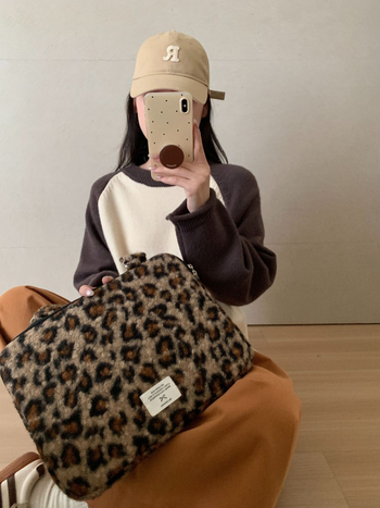 Чанта за лаптоп с леопардов принт за MacBook M1/M2 - пухкав материал, полиестерна подплата, унисекс, съвместим с M1/M2, зимно издание 2024