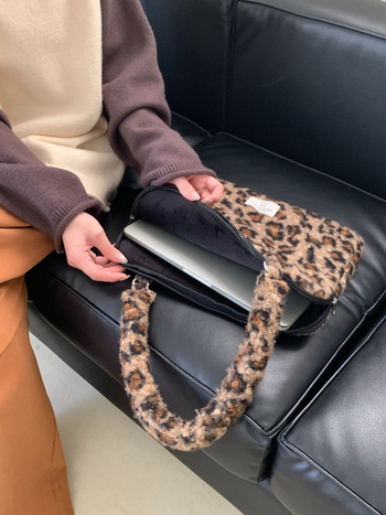 Чанта за лаптоп с леопардов принт за MacBook M1/M2 - пухкав материал, полиестерна подплата, унисекс, съвместим с M1/M2, зимно издание 2024