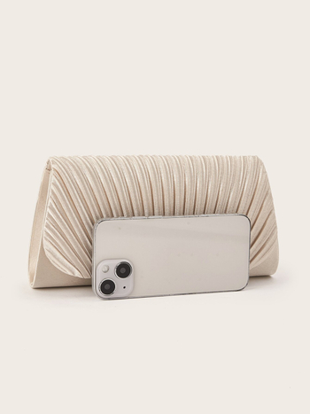 Клатч чанта от Milanbu, кръгла форма, магнитно закопчаване, полиестерна подплата, триизмерна външна част.