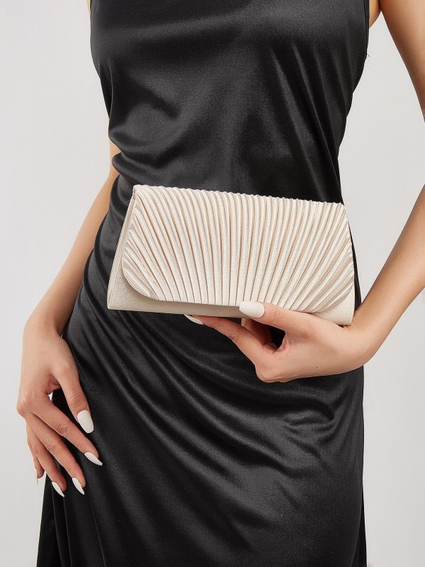 Клатч чанта от Milanbu, кръгла форма, магнитно закопчаване, полиестерна подплата, триизмерна външна част.