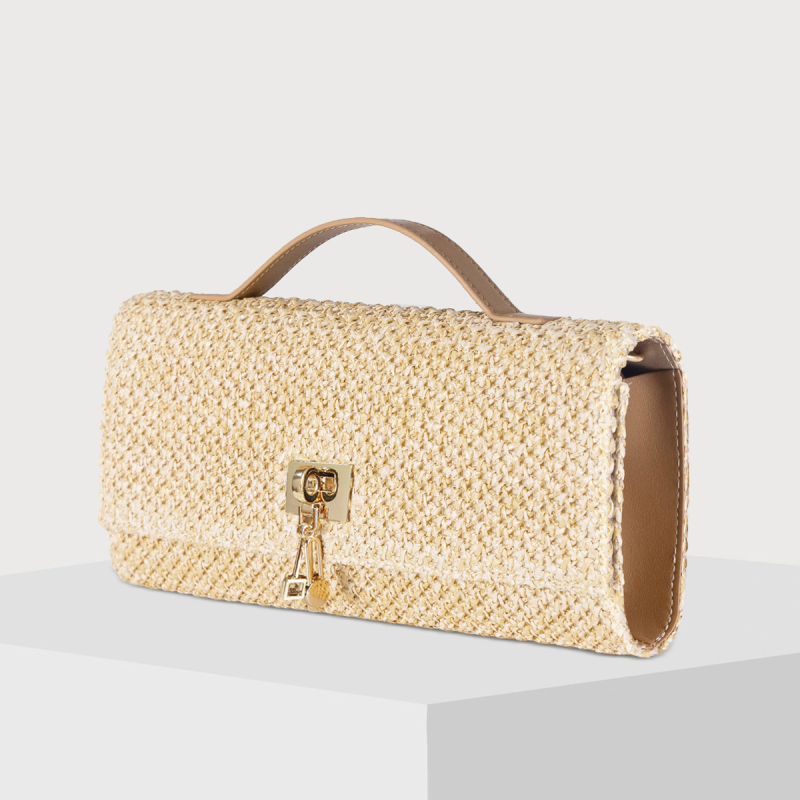 Slamená pletená crossbody taška, mestský minimalizmus, vodorovný štvorcový tvar, zapínanie na zámok, podšívka z polyésteru