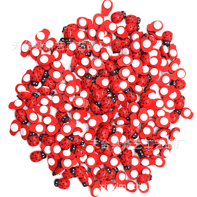 Medinis dekoratyvinis elementas DIY mikro kraštovaizdžiui su samanu ir sultingais augalai; karikatūrinis vabalas – Xinyi Wood Beads; Medžiaga: medis; Kategorija: Gyvūnai; Stilius: Pastoralinis; Struktūra: be skylės