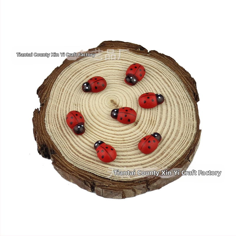 Drevená ozdoba pre DIY mikro krajinku s machom a sukulentmi, kreslený chrobák – Bubamara; Značka: Xinyi Wood Beads; Materiál: Drevo; Kategória: Zvieratá; Štýl: Pastoraálny; Žiadna diera