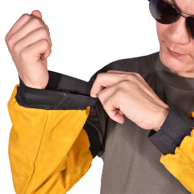 Karvių odos apsauginės rankovės su šilumine izolacija, atsparios nudėvėjimui ir ugniai; įdėklas iš karvių odos; sveria apie 0,4 kg; tinka elektriniam suvirinimui ir lydymui