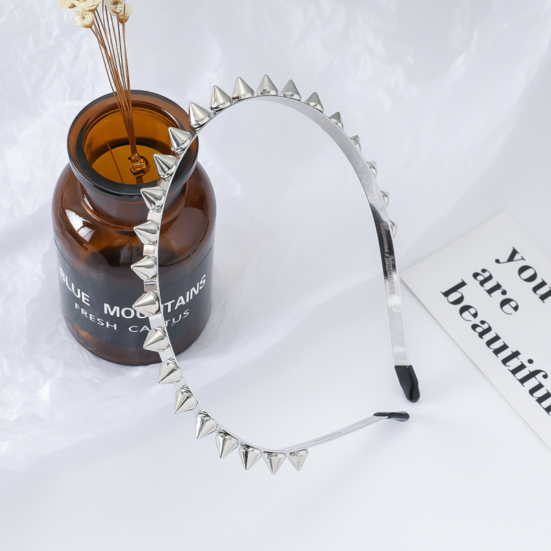 Galvos juosta su dygiais ir kniedėmis – metalinė, elektroplatinė dengta, gotiško-punk stiliaus moterims