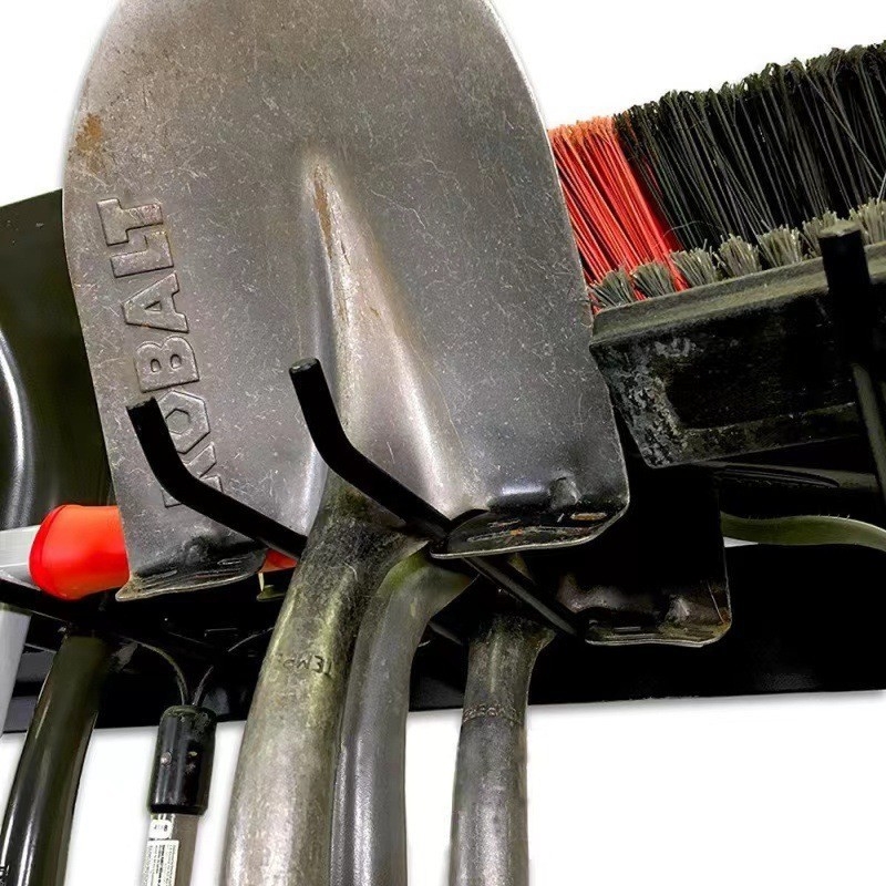 Vas falra szerelhető tároló három vagy több akasztóval, 3 kg teherbírás