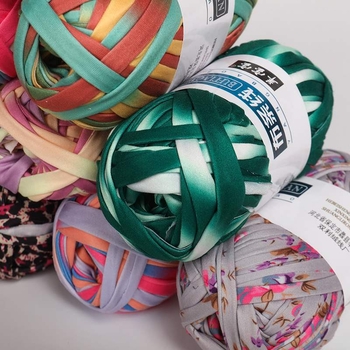 Grupinės linijos siūlų rinkinys dvieliams: rankdarbiams, mezgimui, audimui ir siuvimui