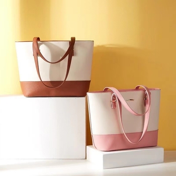 Három részes anya–lánya táskacsoport, poliészter Tote táska, vízszintes négyzetes forma, nyitott felső rész, mintázat: karakterek