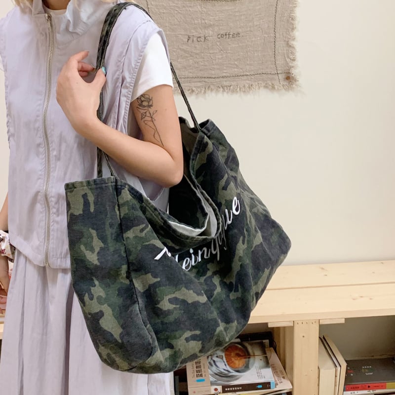 Kamuflovaná plátenná taška na nákupy – street fashion štýl (otvorená horná časť, horizontálny štvorcový tvar, vnútorná kapsa na mobil, plátená podšívka)