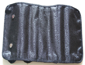 Roll-N-Go FW-1008 Τσαντάκι Μακιγιάζ, κυβοειδούς σχήματος από PVC, με λειτουργία σφράγισης, για τοίχο