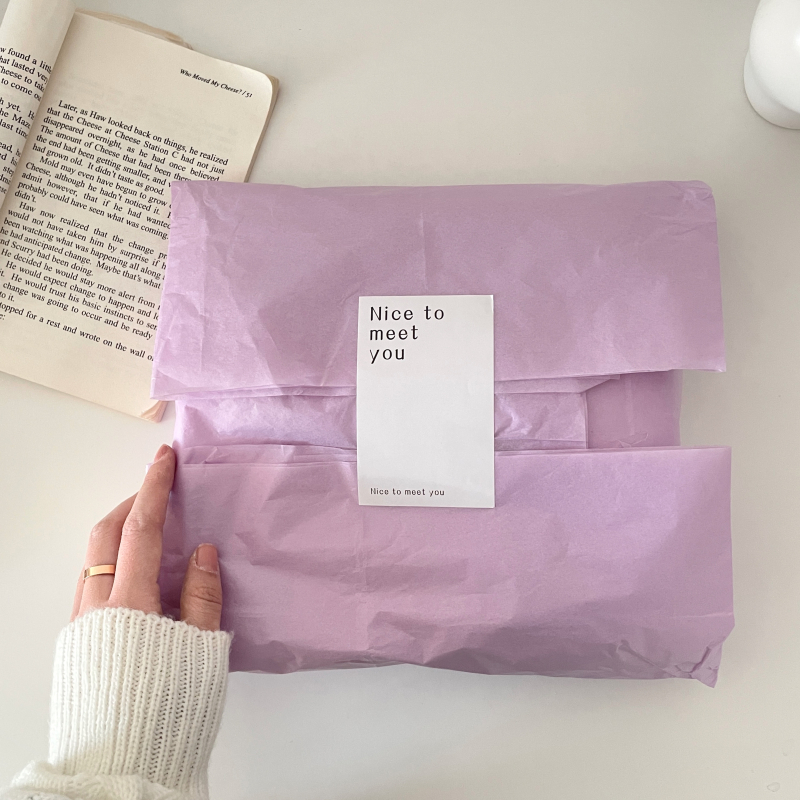 Izolēts celofāna dāvanu iesaiņošanas papīrs – raupjai tekstūrai, fotogrāfiju fons, dāvanas kastes pamata papīrs