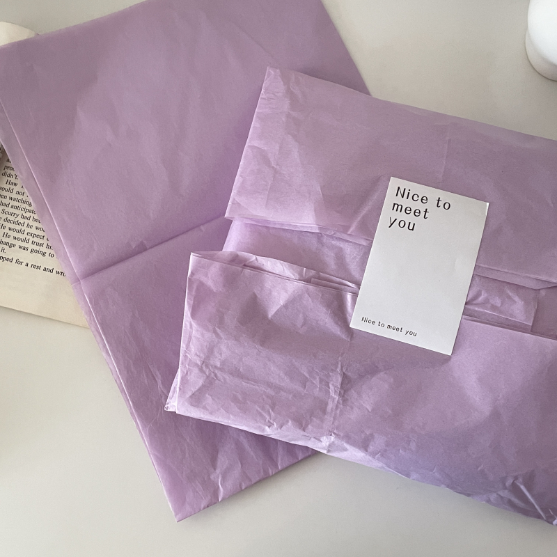 Izolēts celofāna dāvanu iesaiņošanas papīrs – raupjai tekstūrai, fotogrāfiju fons, dāvanas kastes pamata papīrs