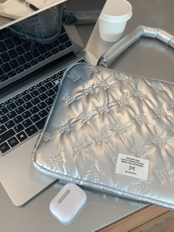 Piezīmju grāmatas pleca soma ar tauriņa rakstu, no poliestera ārējā materiāla un poliestera oderējums, 2024. gada pavasaris, universāla