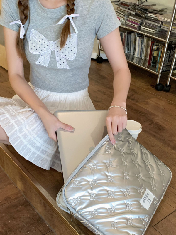 Piezīmju grāmatas pleca soma ar tauriņa rakstu, no poliestera ārējā materiāla un poliestera oderējums, 2024. gada pavasaris, universāla