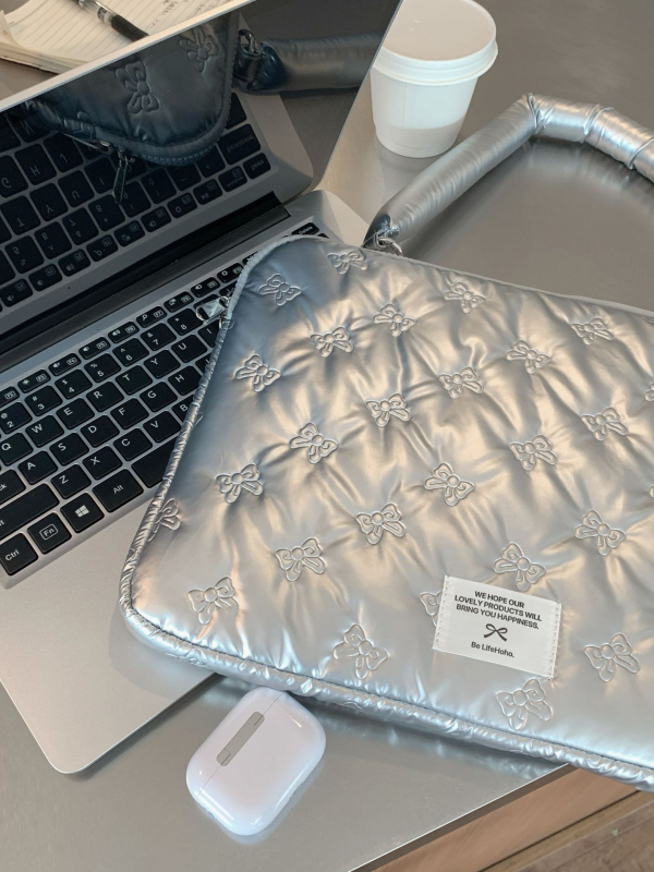 Piezīmju grāmatas pleca soma ar tauriņa rakstu, no poliestera ārējā materiāla un poliestera oderējums, 2024. gada pavasaris, universāla